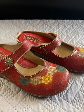 Women’s Spring Step Red Floral Clogs